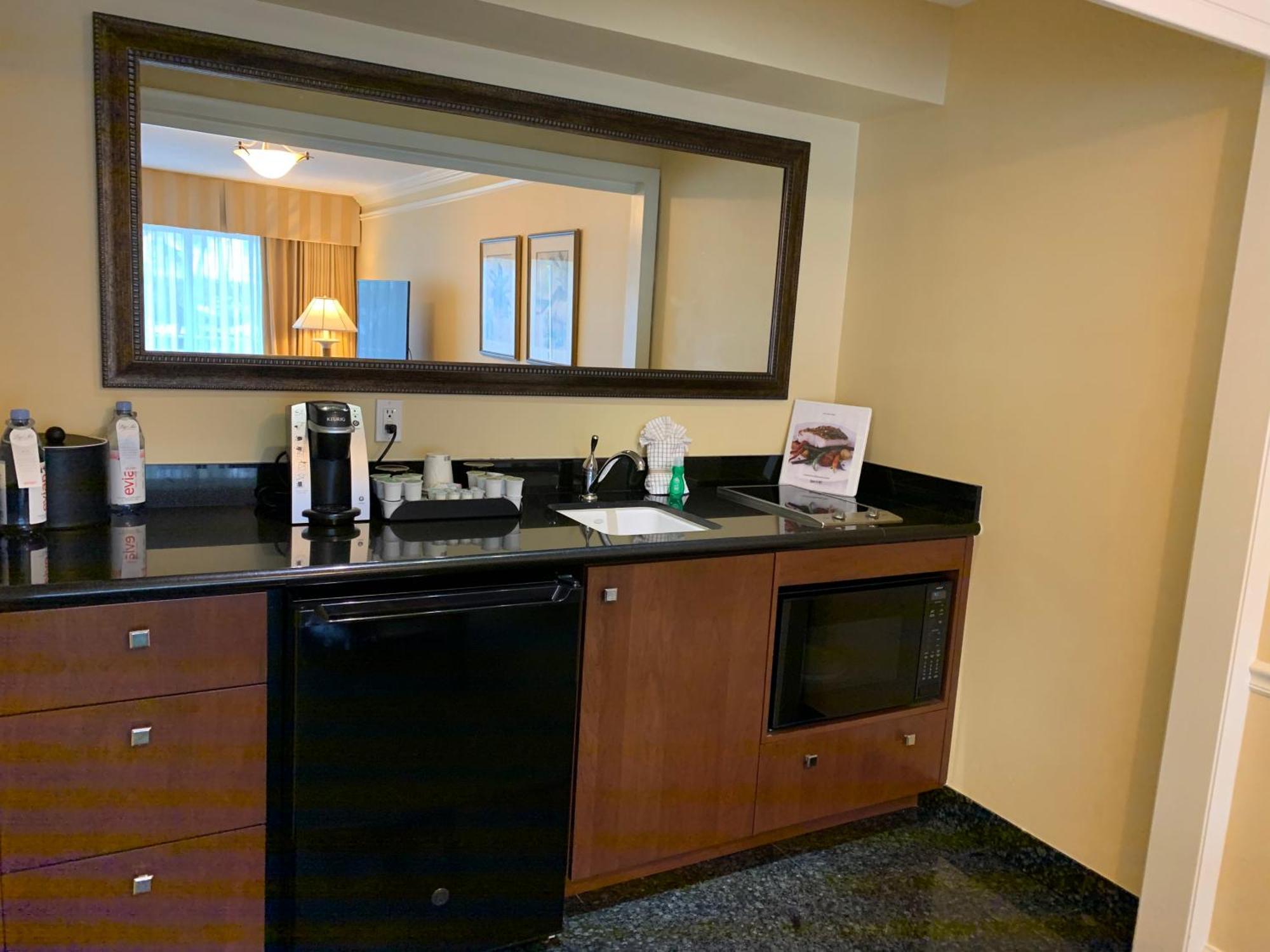 One-Bedroom Suite Pool View,1576710521:JPEG